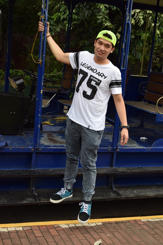 Shirts to wear with joggers guys 2025