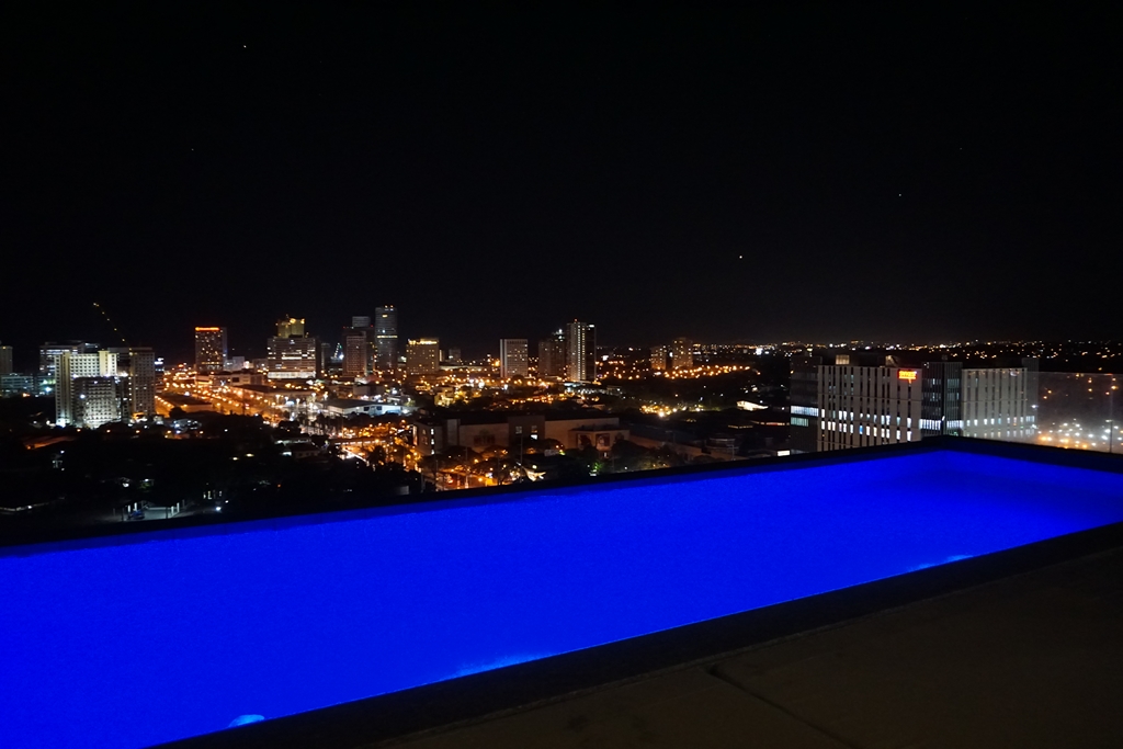 Azumi Boutique Hotel Infinity Pool Night