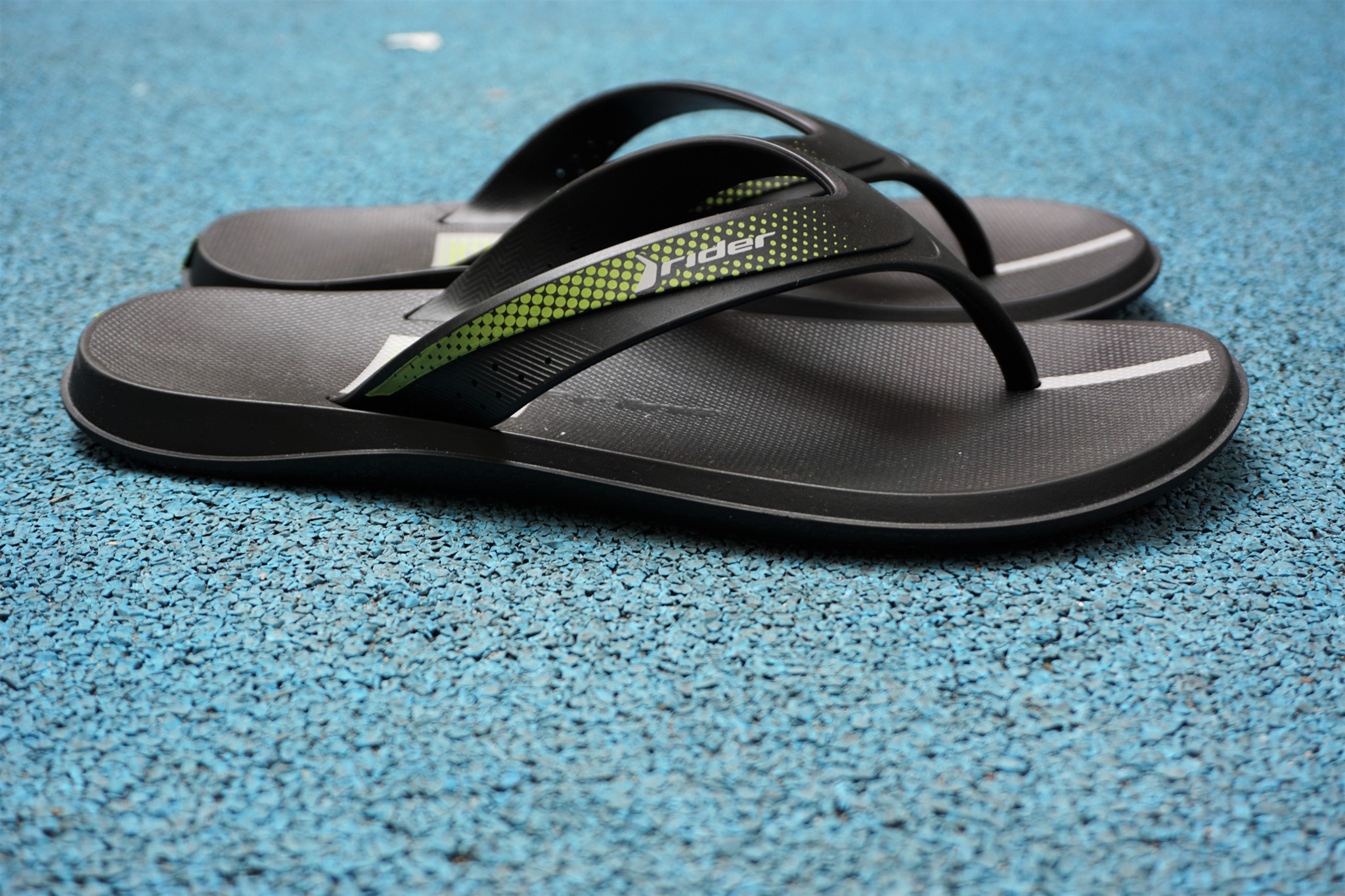 rider flip flops mens